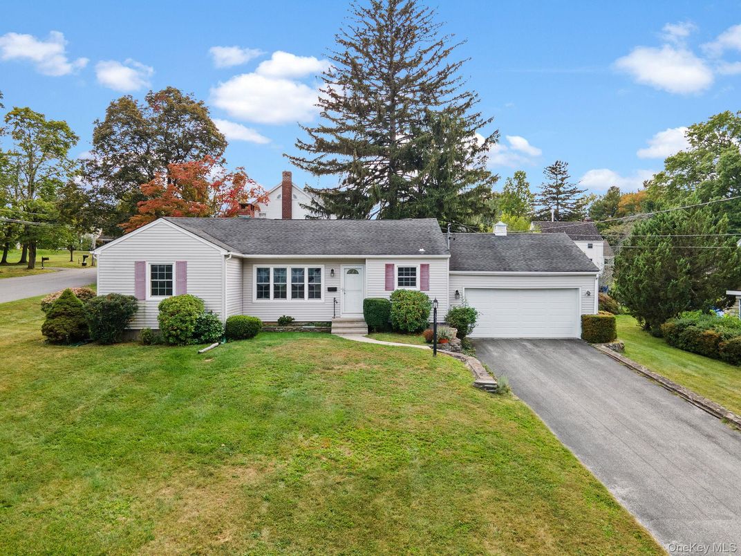 Attached, Exterior, Facade, Cape Cod