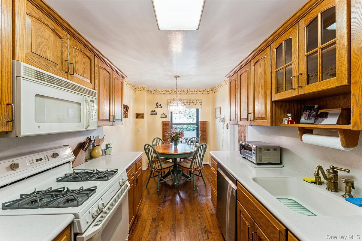 Chandelier, Dining room, Interior, Kitchen, Pendant Lights, Wood Texture Flooring