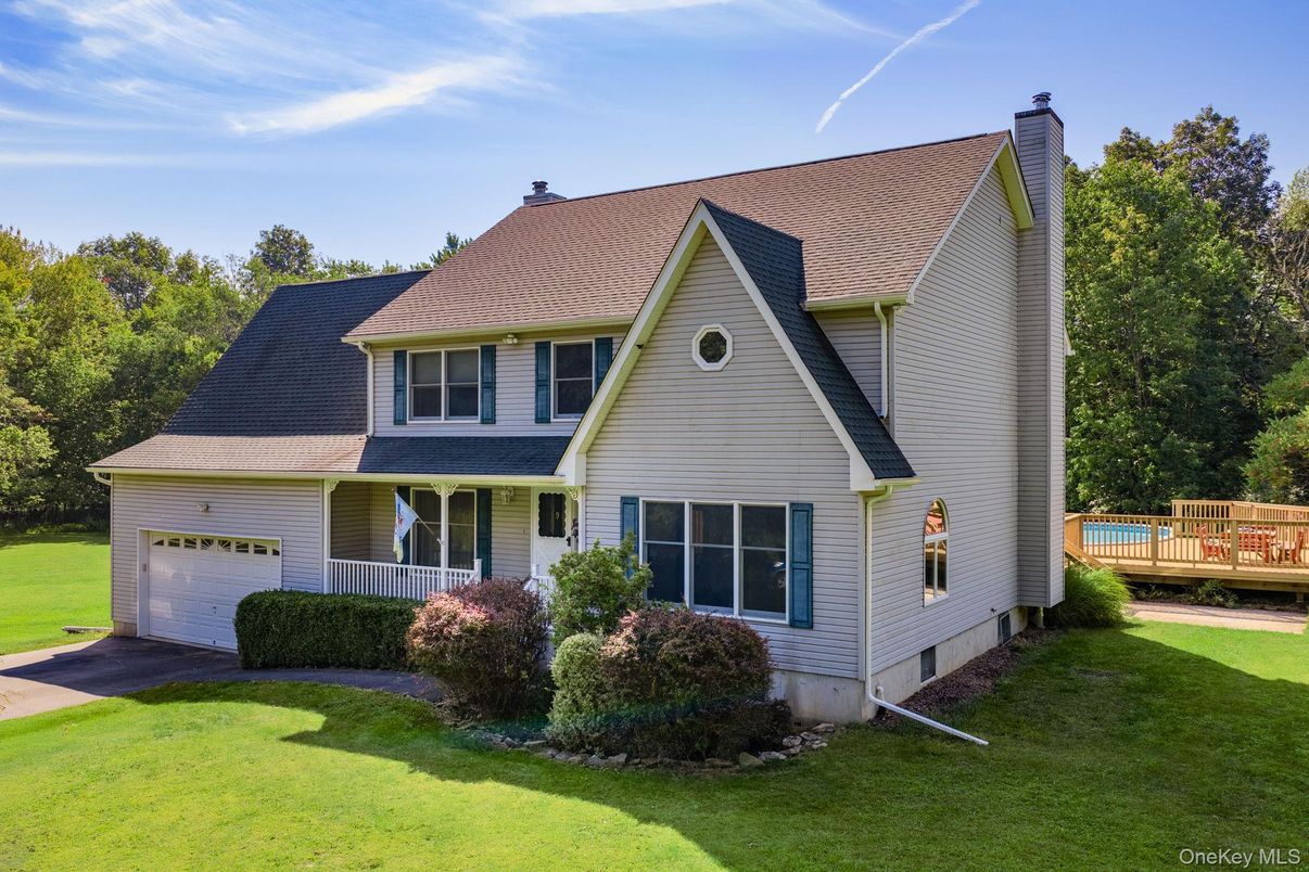 Attached, Exterior, Facade, Queen Anne Victorian