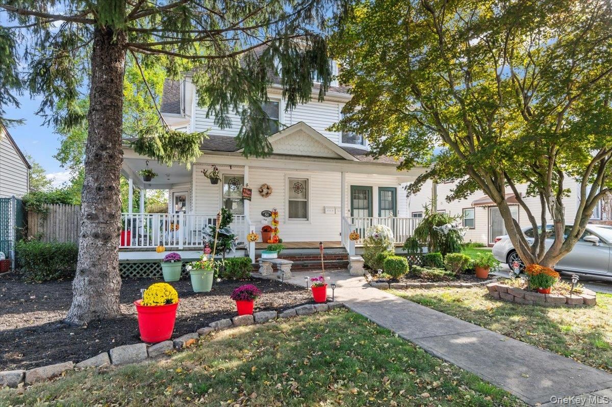 Exterior, Facade, American Foursquare