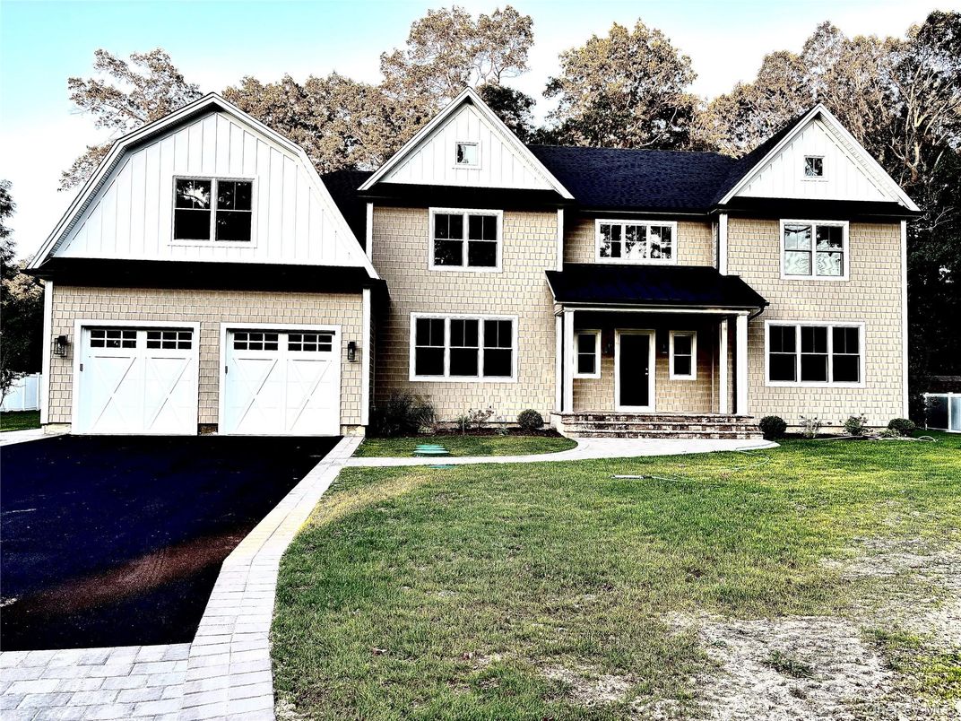 Attached, Exterior, Facade, Farmhouse