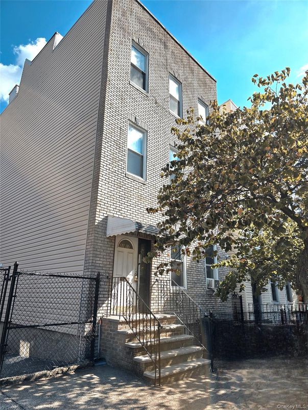 Exterior, Facade, Rowhouse