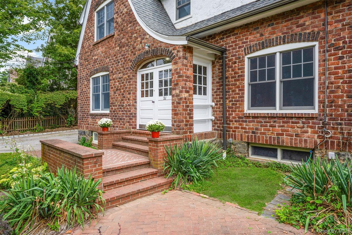 Exterior, Facade, Brick Facade, Brick Traditional