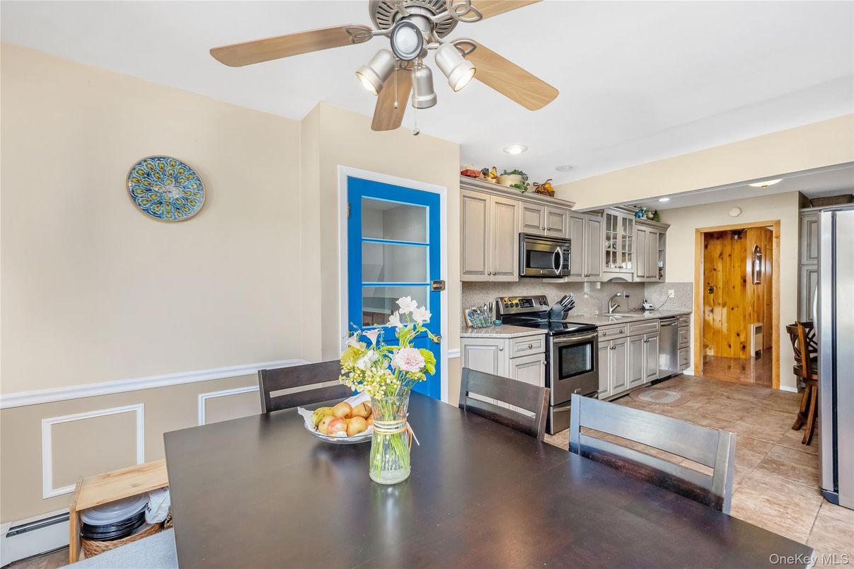 Dining room, Interior, Kitchen, Recessed Lighting, Stainless Steel Appliances
