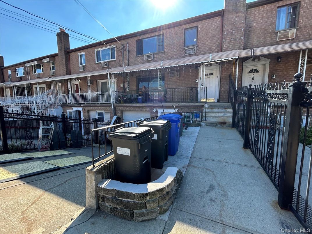 Exterior, Facade, Brick Facade, Rowhouse