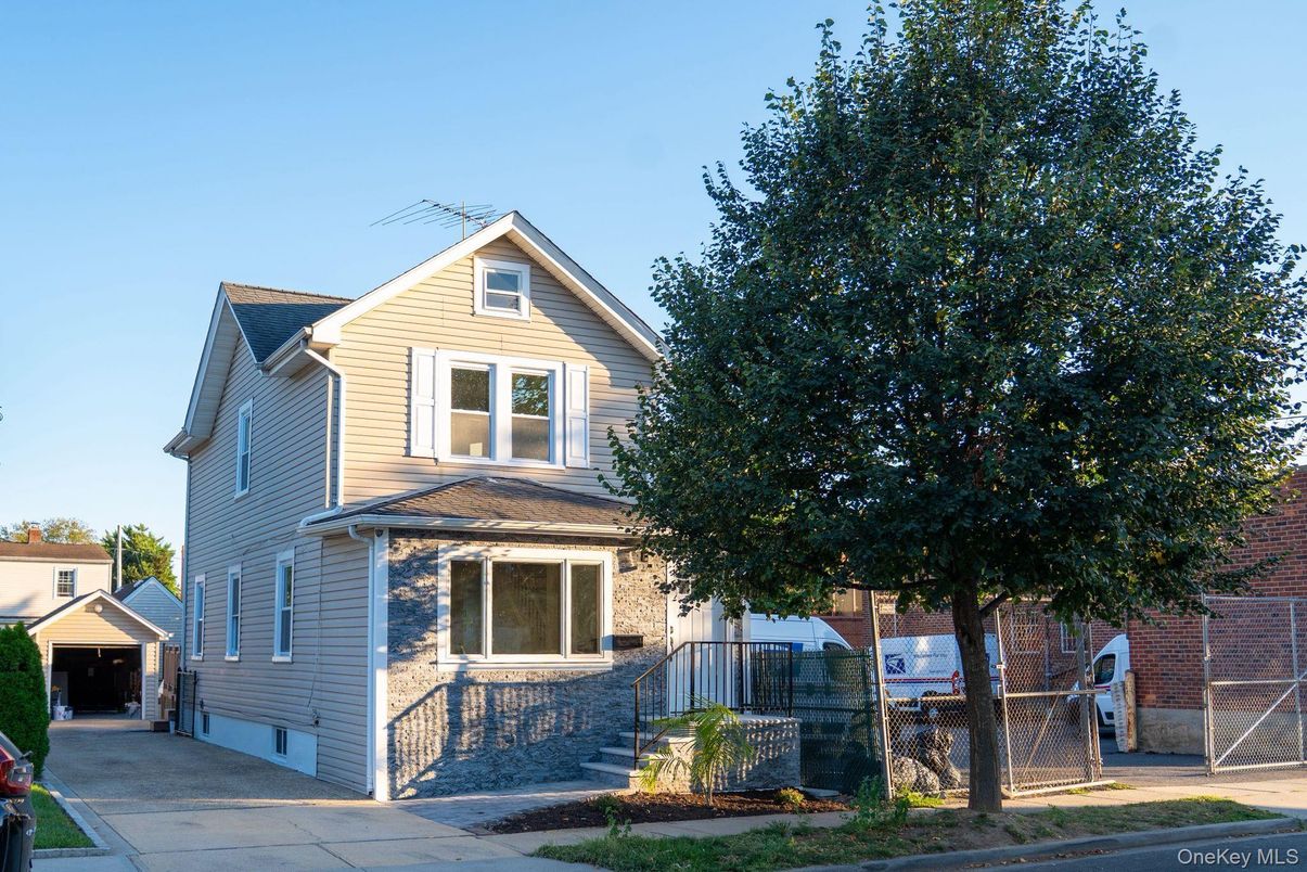 Exterior, Facade, Brick Facade, Queen Anne Victorian