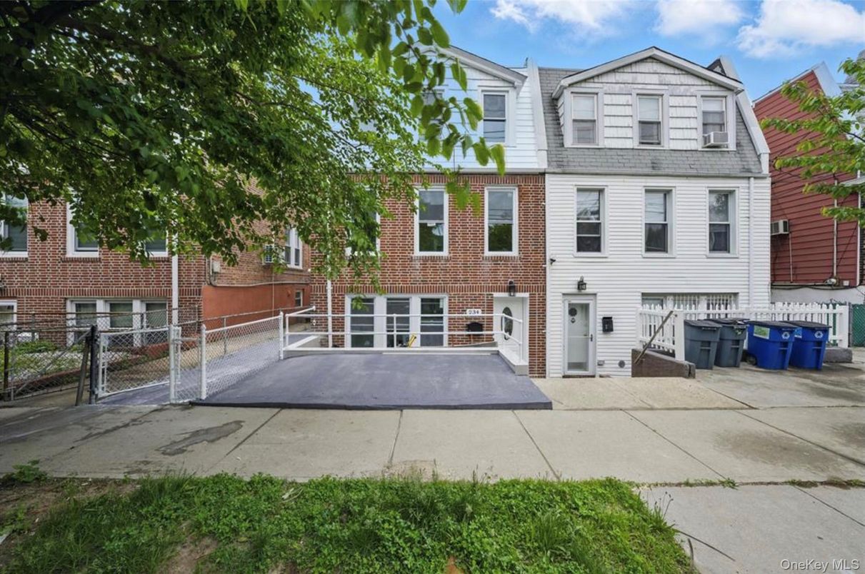 Exterior, Facade, Brick Facade, Rowhouse