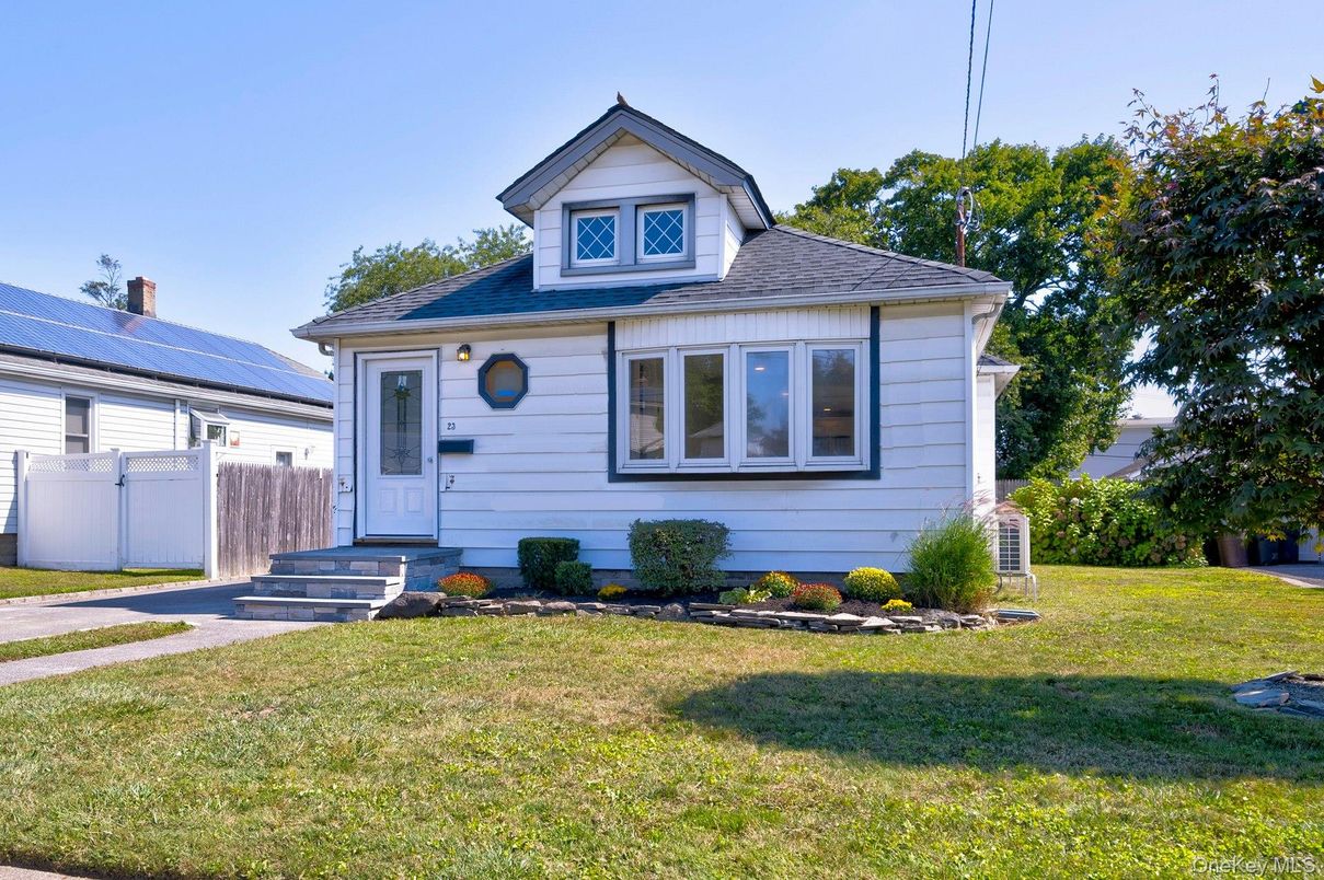 Exterior, Facade, Cape Cod