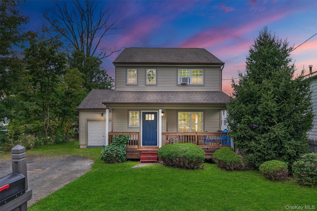 Attached, Exterior, Facade, American Foursquare