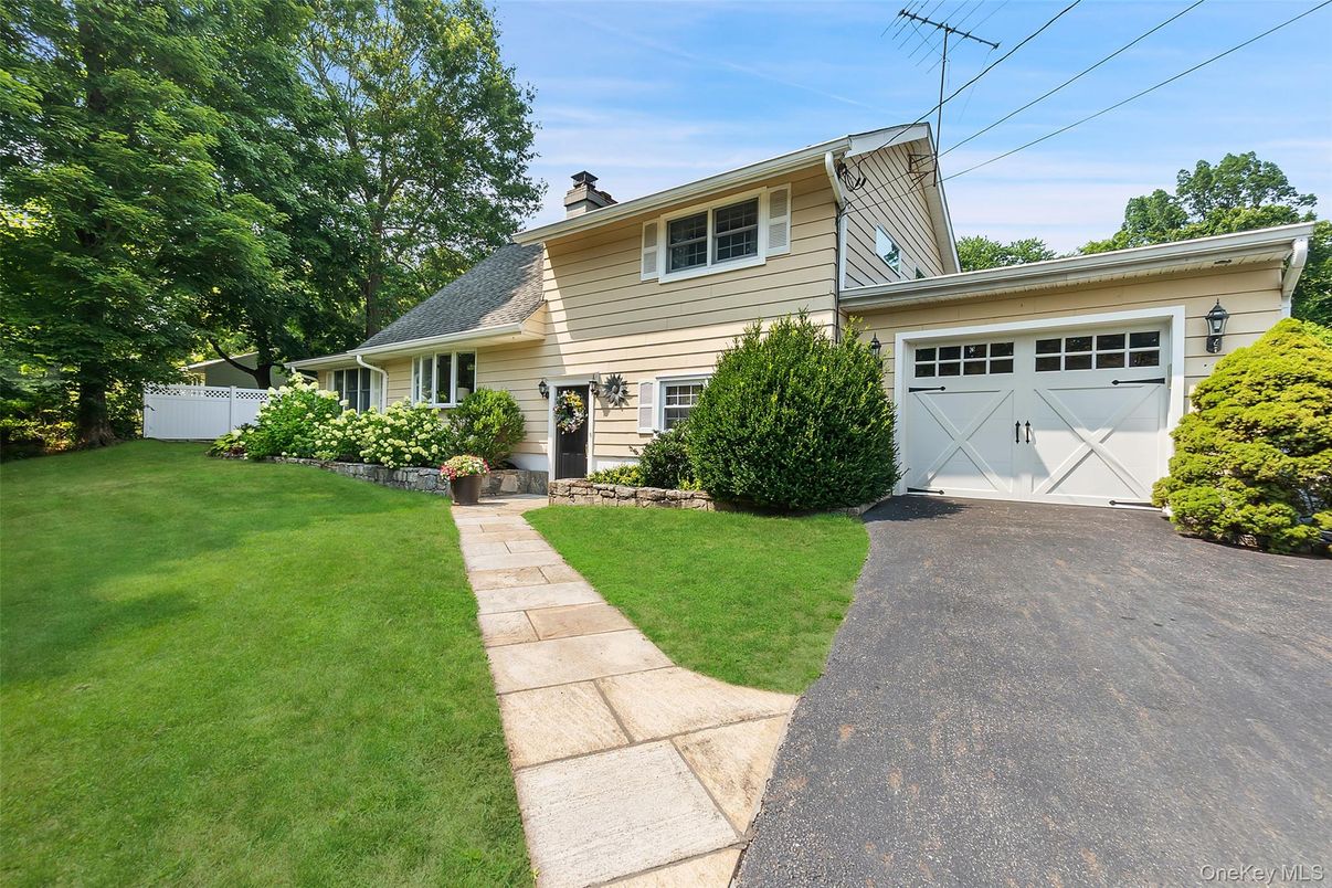 Attached, Exterior, Facade, Cape Cod