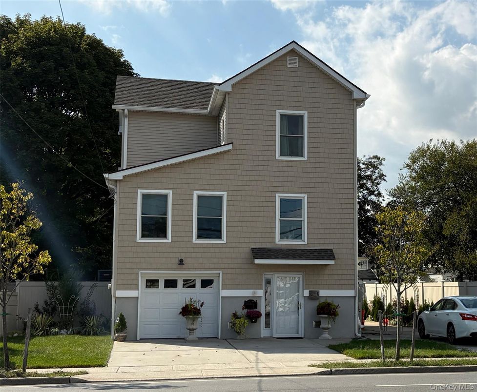 Attached, Exterior, Facade, Rowhouse