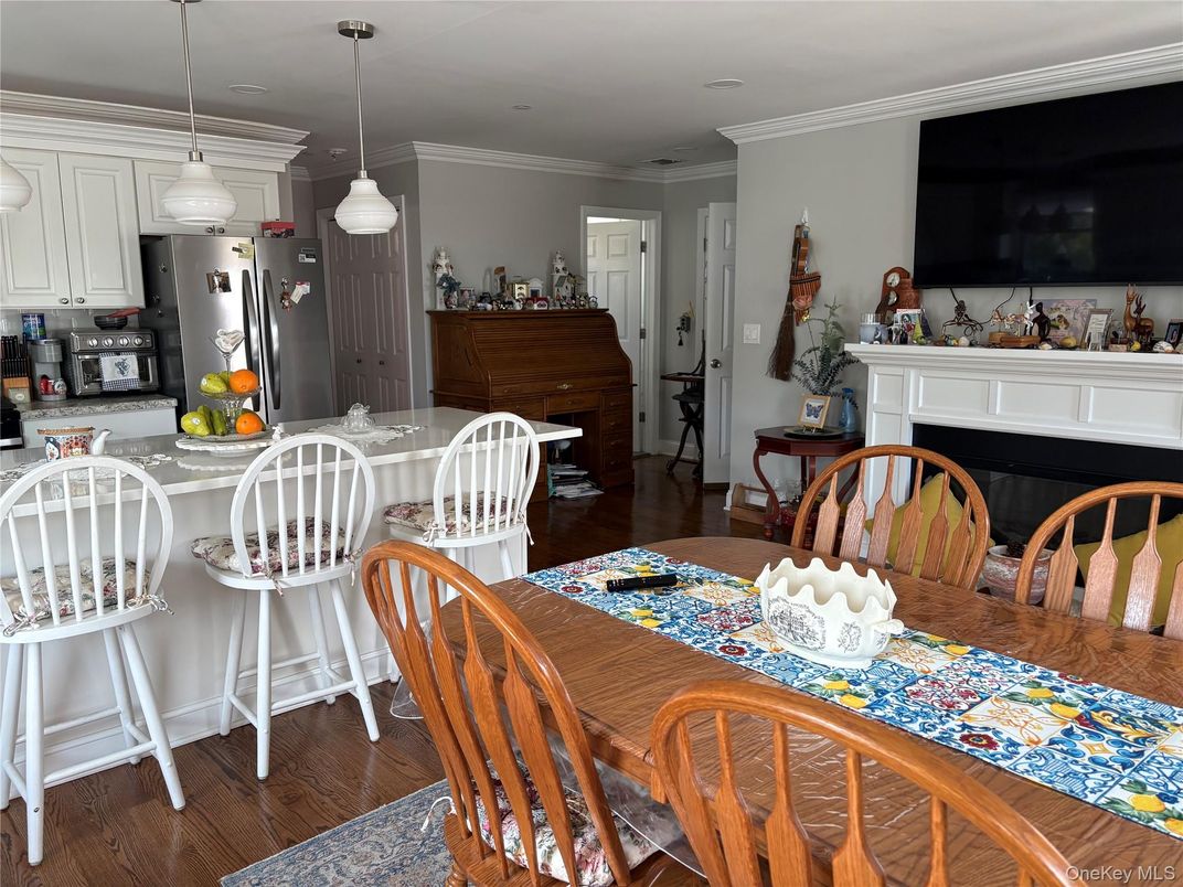 Dining room, Interior, Kitchen, Pendant Lights, Recessed Lighting, Wood Texture Flooring