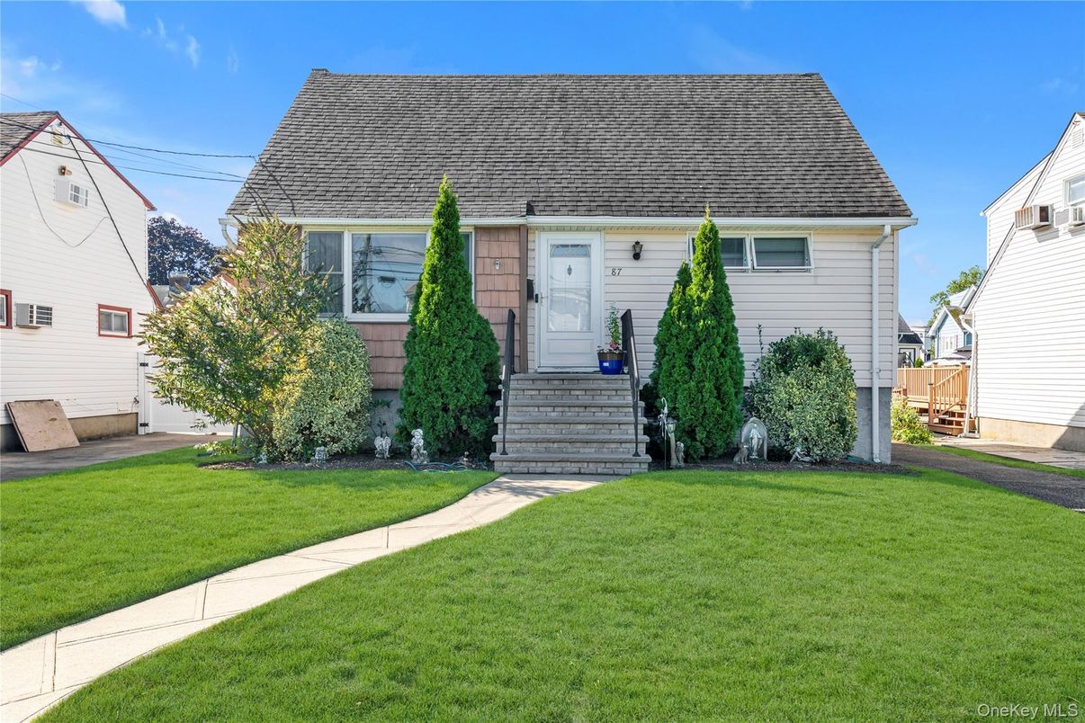 Exterior, Facade, Cape Cod