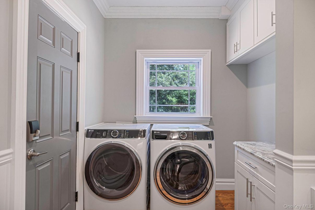 Interior, Washer, Wood Texture Flooring