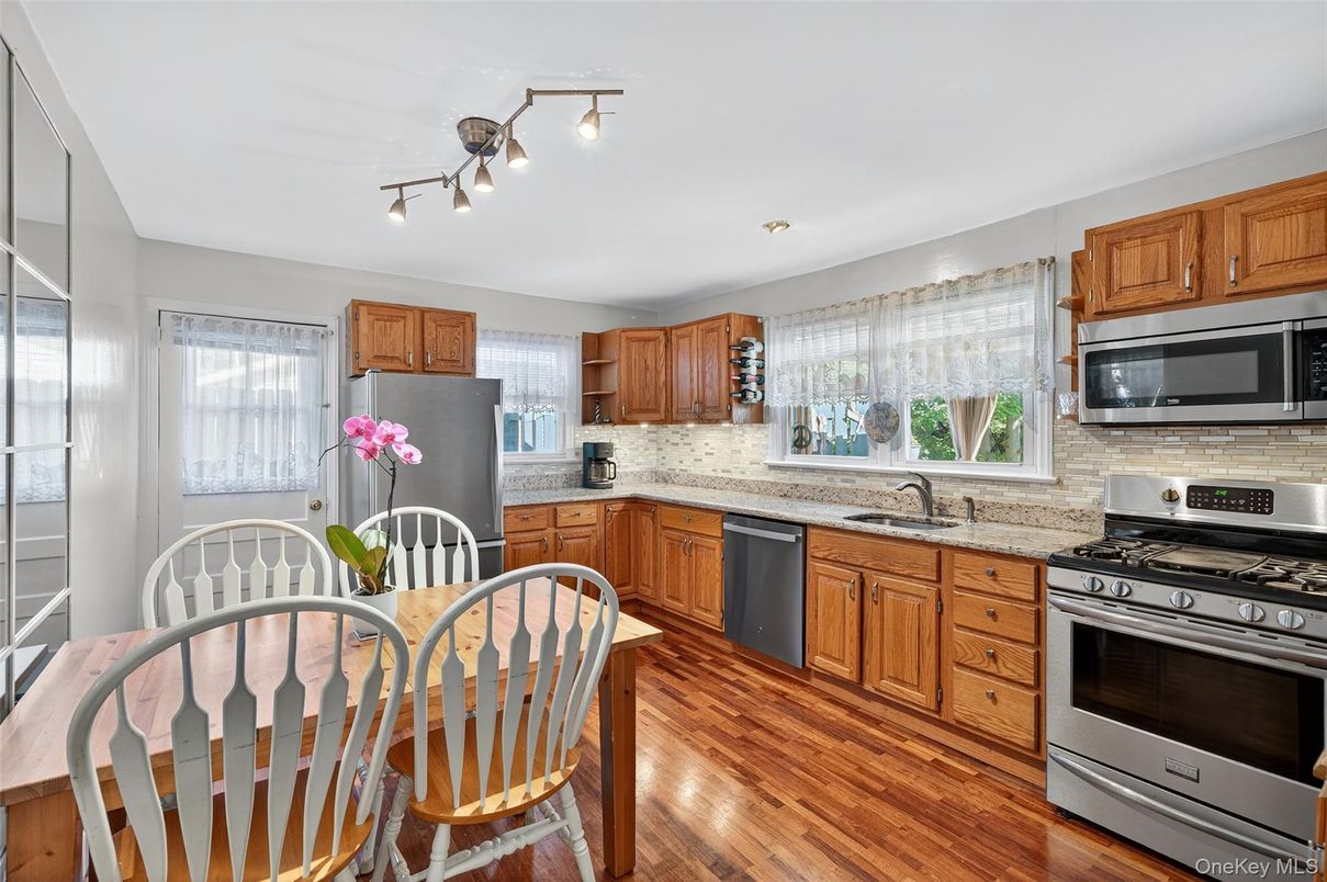 Dining room, Interior, Kitchen, Stainless Steel Appliances, Wood Texture Flooring