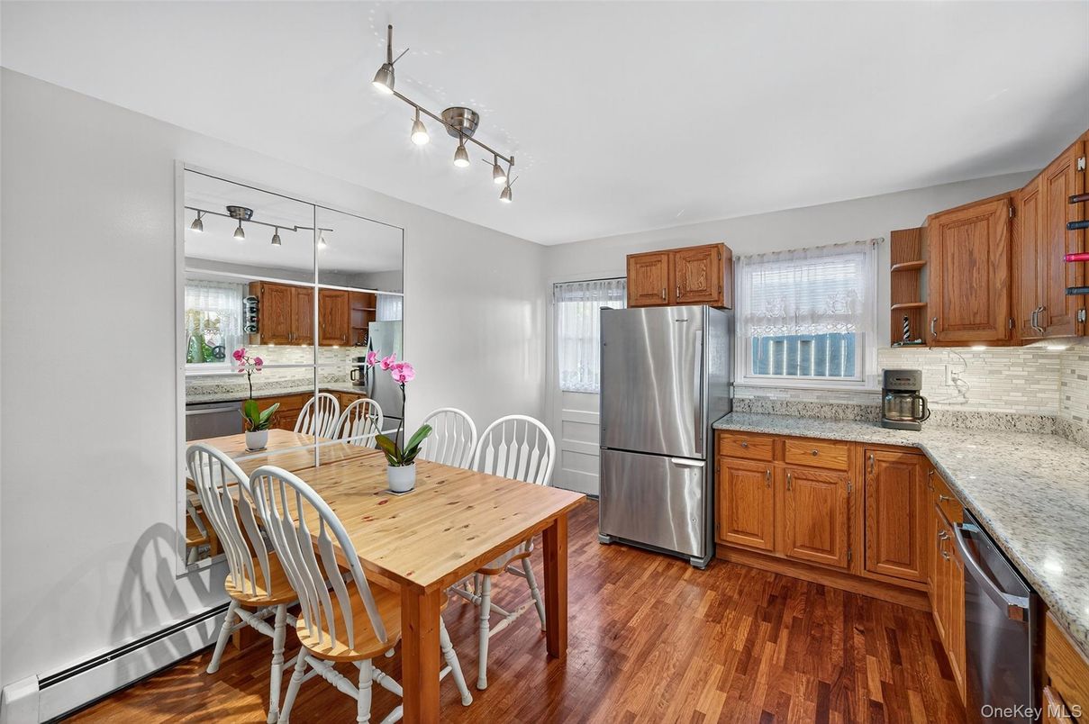 Dining room, Interior, Kitchen, Stainless Steel Appliances, Wood Texture Flooring