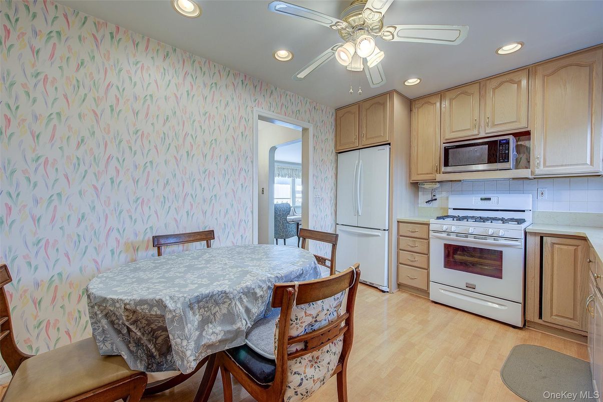 Dining room, Interior, Kitchen, Recessed Lighting, Wood Texture Flooring