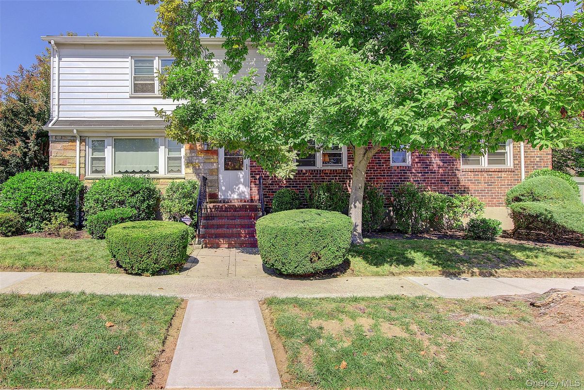 Exterior, Facade, Brick Facade, American Foursquare