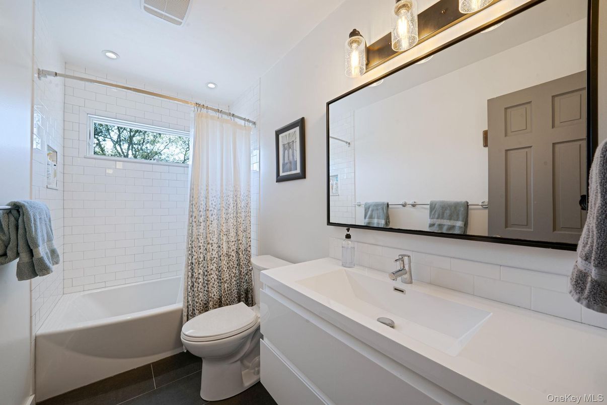 Bathroom, Interior, Recessed Lighting