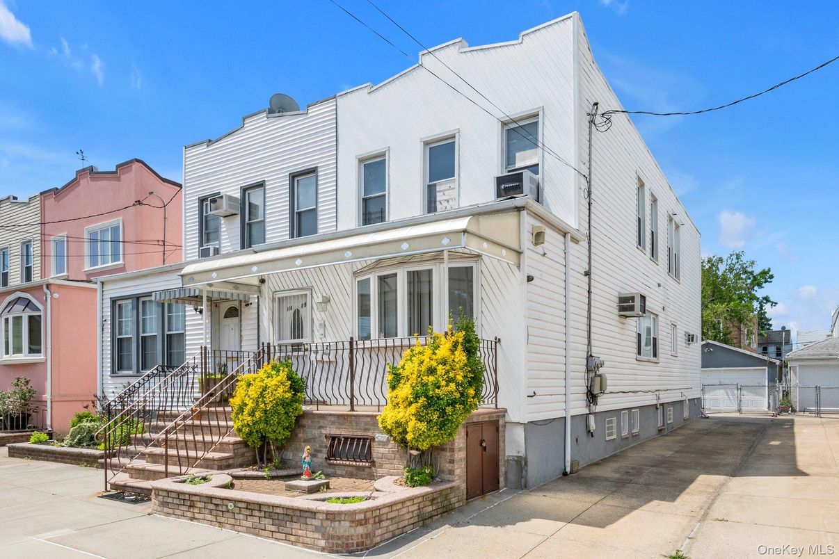 Exterior, Facade, Rowhouse