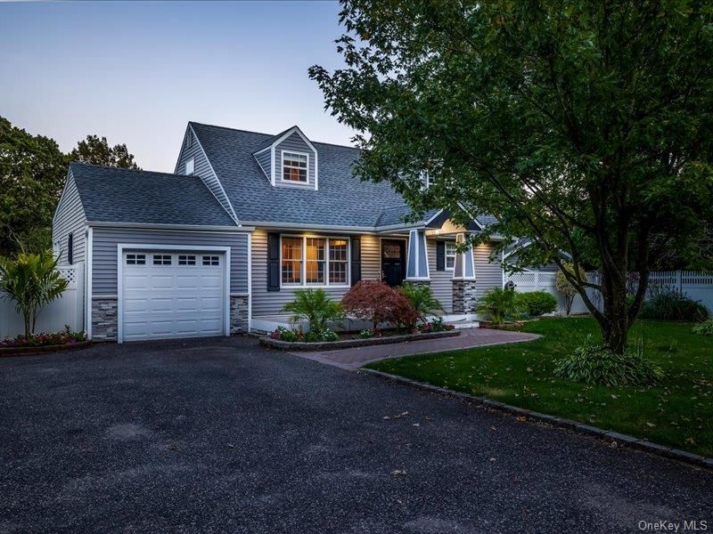 Attached, Exterior, Facade, Cape Cod