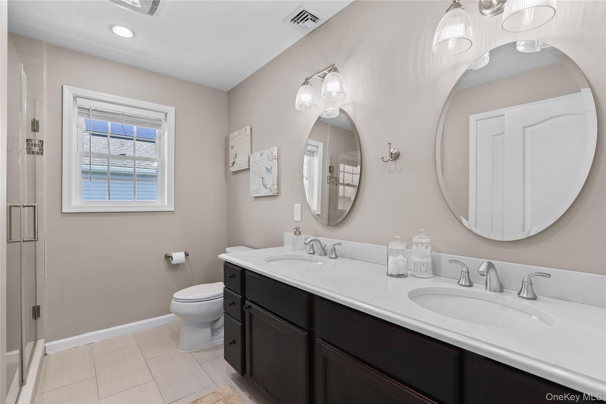 Bathroom, Dual Sink Vanities, Interior, Recessed Lighting