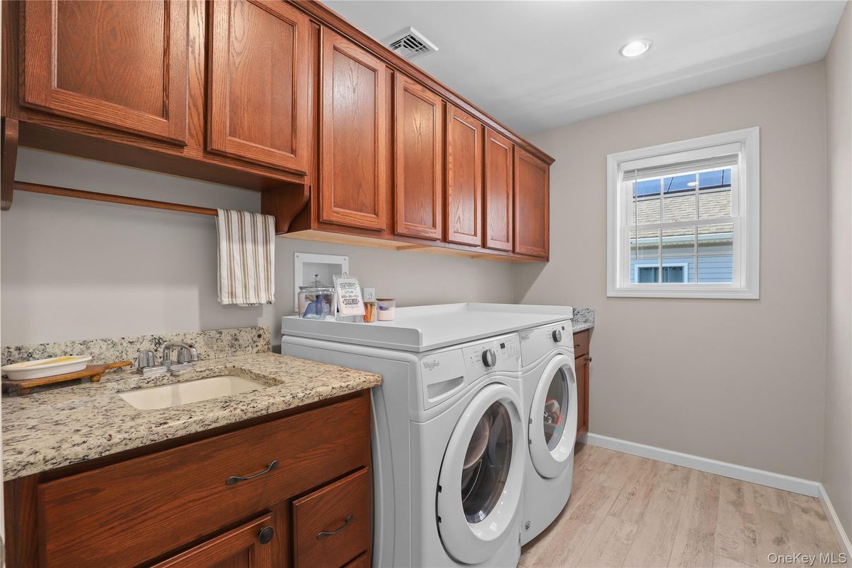 Interior, Recessed Lighting, Washer, Wood Texture Flooring