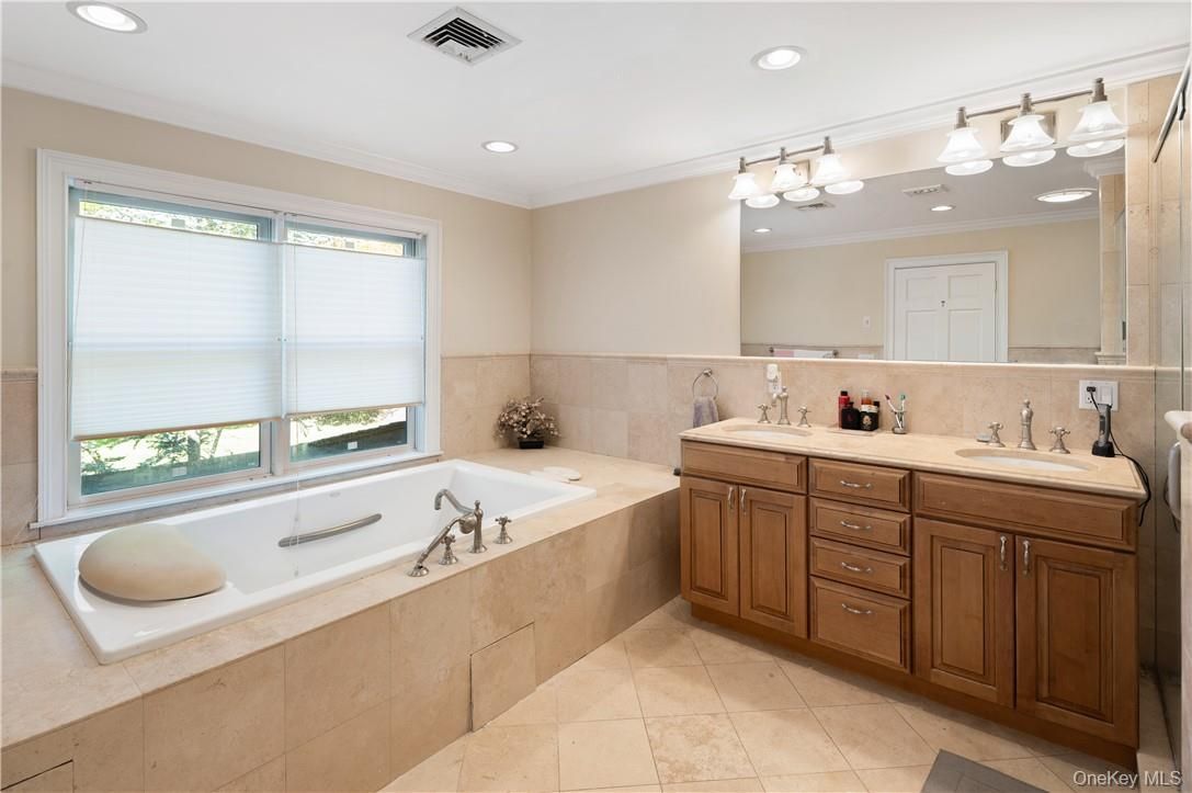 Bathroom, Dual Sink Vanities, Interior, Recessed Lighting