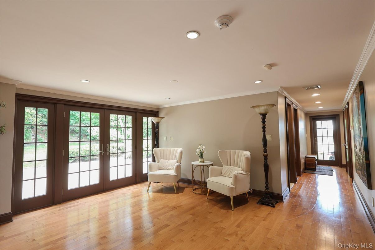 Interior, Recessed Lighting, Wood Texture Flooring