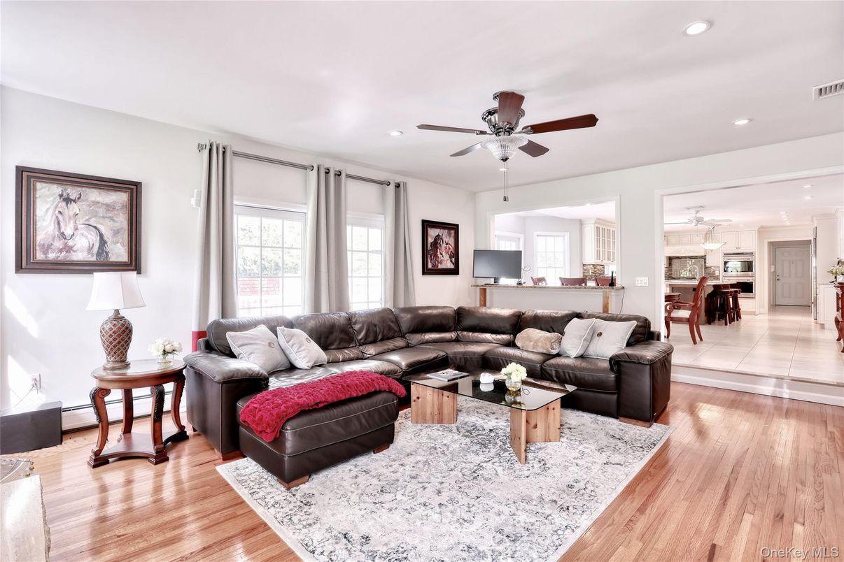 Interior, Living room, Pendant Lights, Recessed Lighting, Wood Texture Flooring