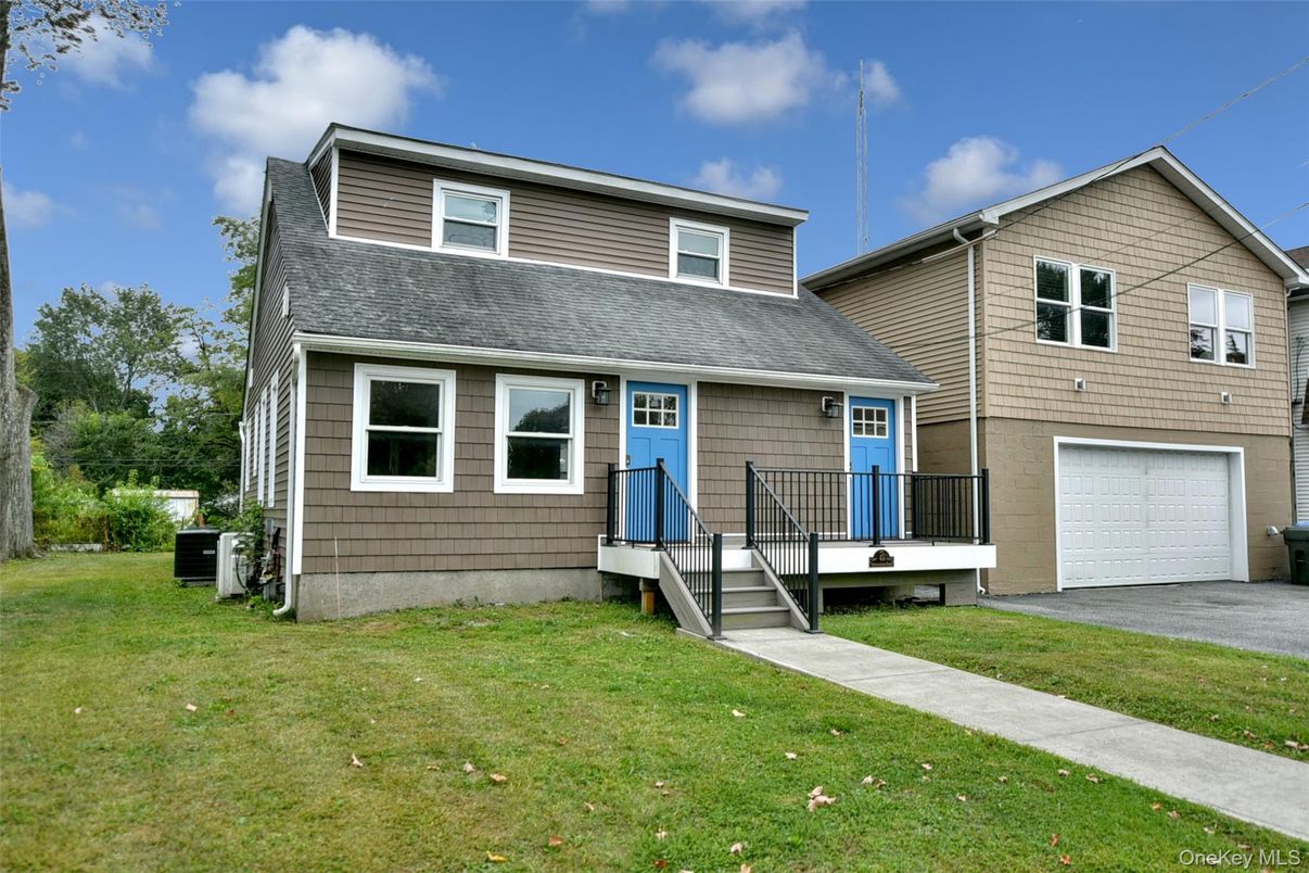 Attached, Exterior, Facade, Split Level