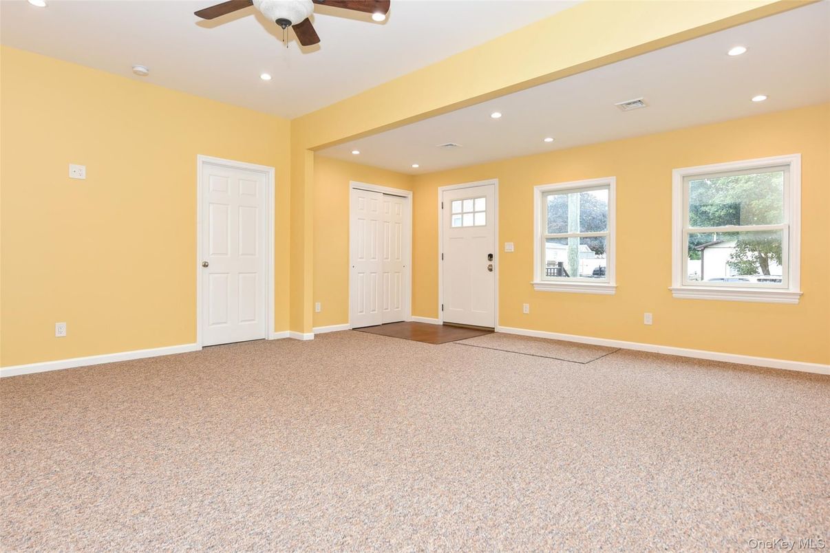Empty room, Interior, Recessed Lighting