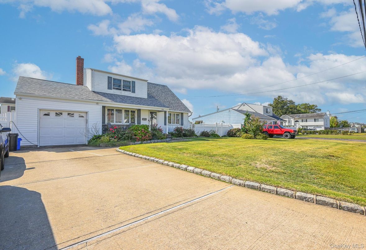 Attached, Exterior, Facade, Cape Cod