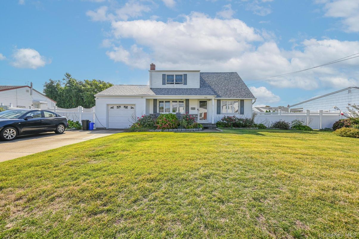 Attached, Exterior, Facade, Cape Cod