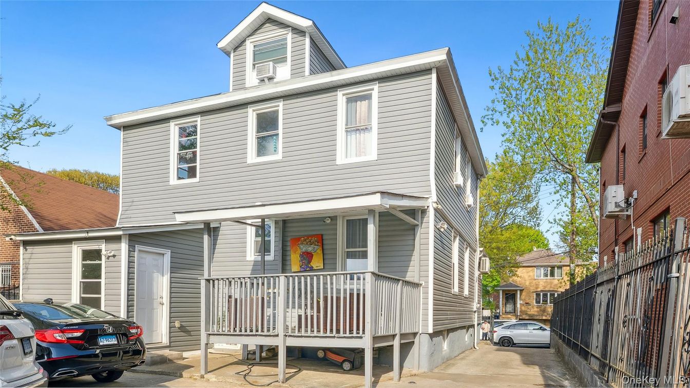 Exterior, Facade, American Foursquare