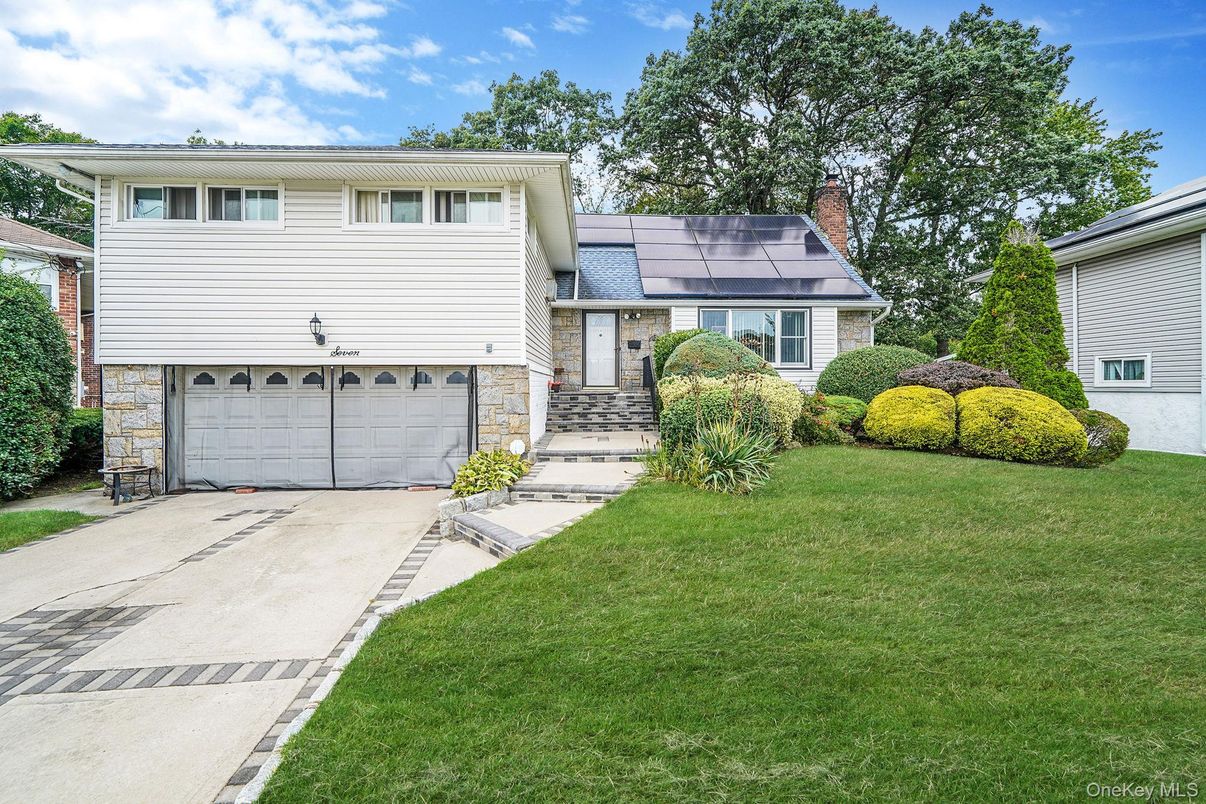 Attached, Exterior, Facade, Solar Panels, Split Level