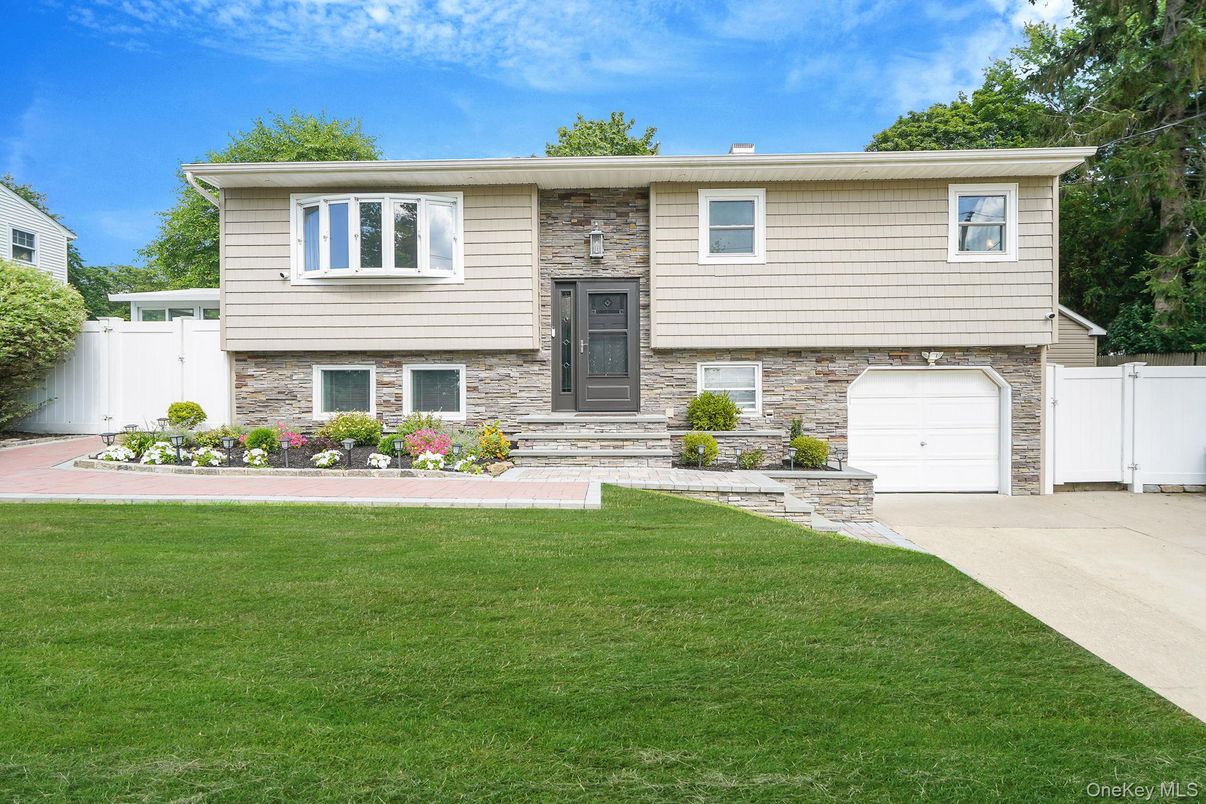 Attached, Exterior, Facade, Raised Ranch