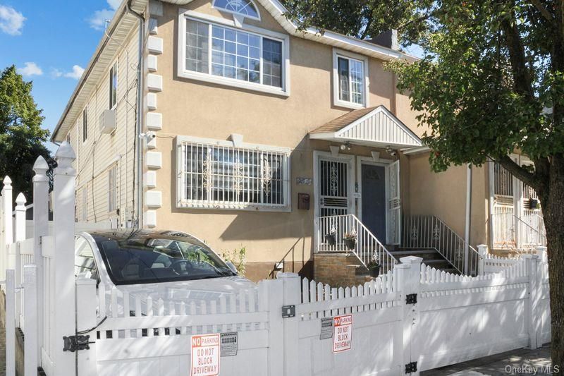 Attached, Exterior, Facade, Queen Anne Victorian
