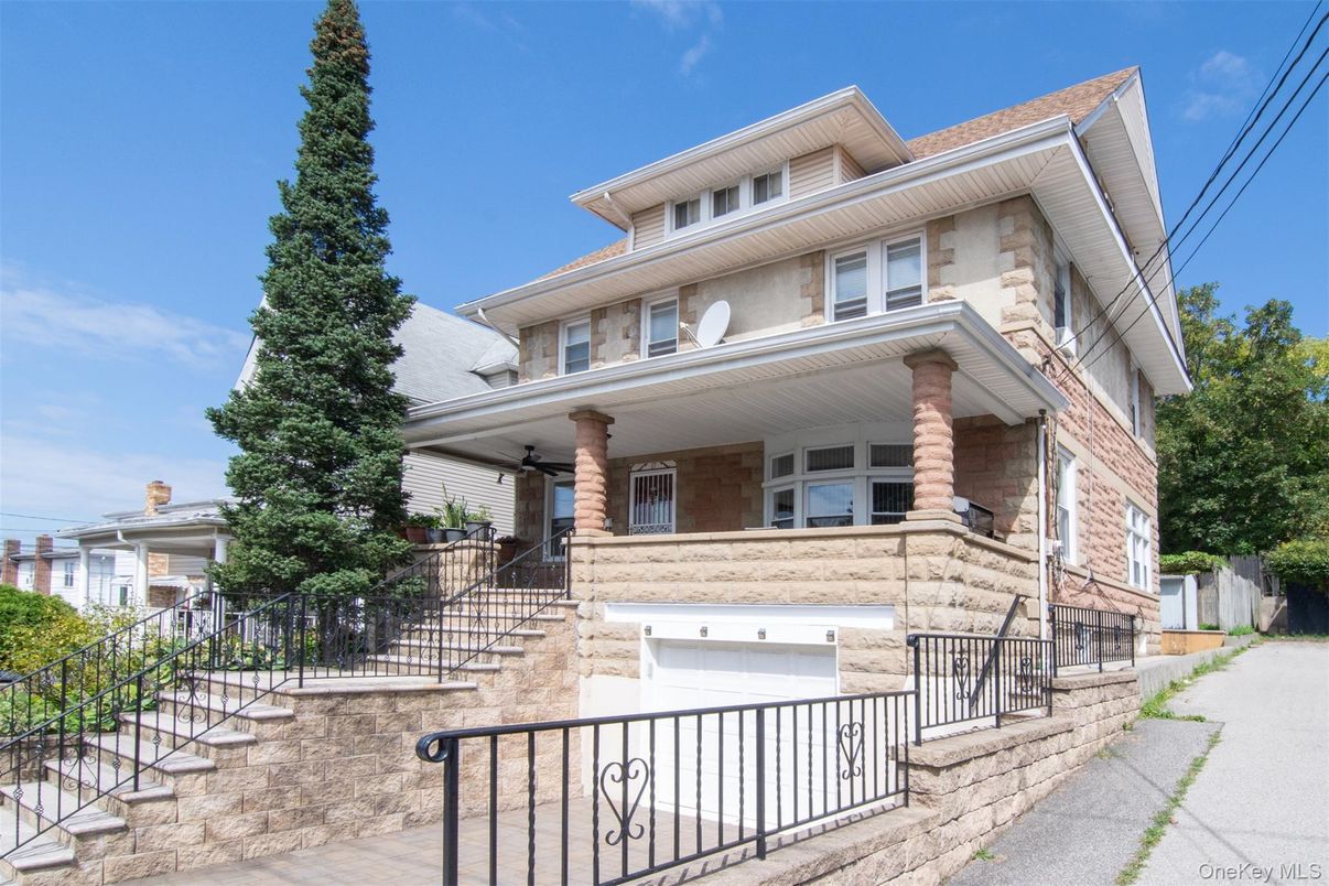 Attached, Exterior, Facade, American Foursquare