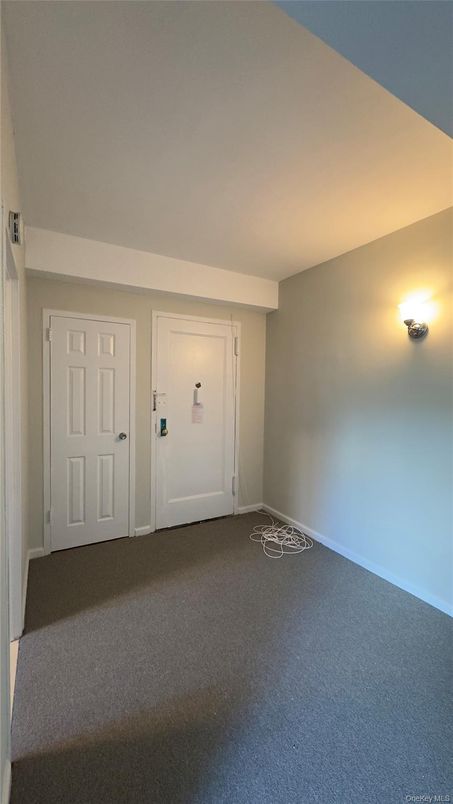 Empty room, Interior