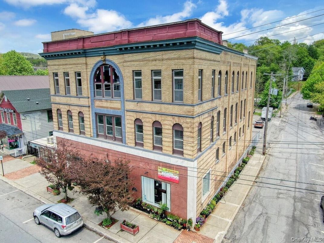 Exterior, Facade, Rowhouse