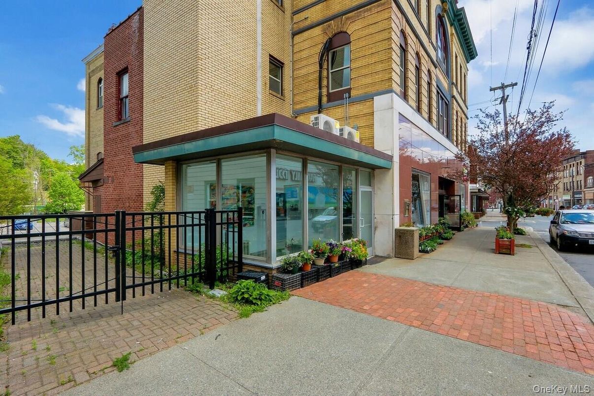 Exterior, Facade, Brick Facade, Rowhouse