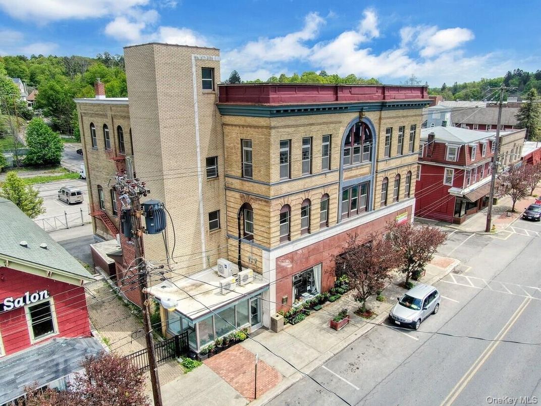 Exterior, Facade, Rowhouse