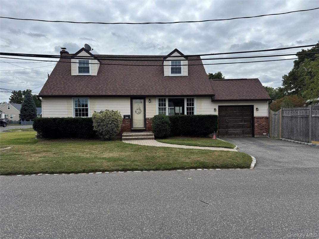 Attached, Exterior, Facade, Cape Cod