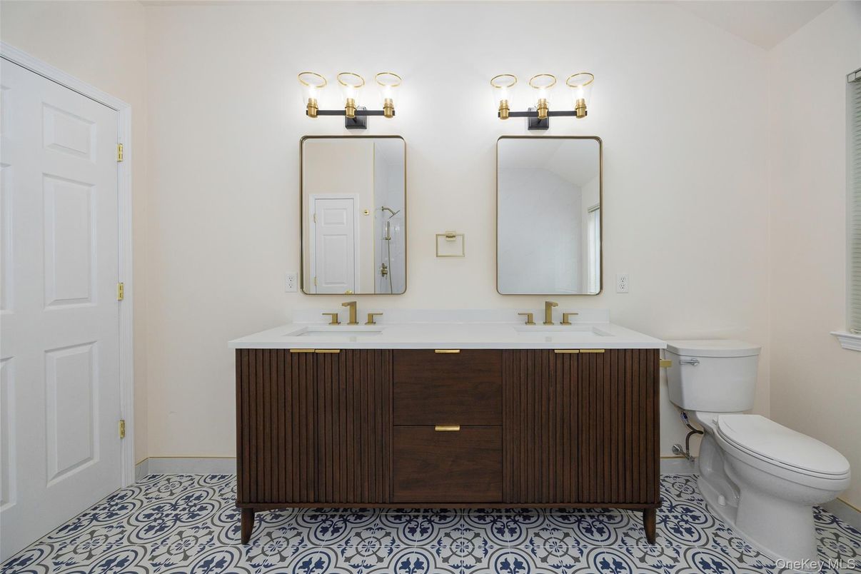 Bathroom, Dual Sink Vanities, Interior