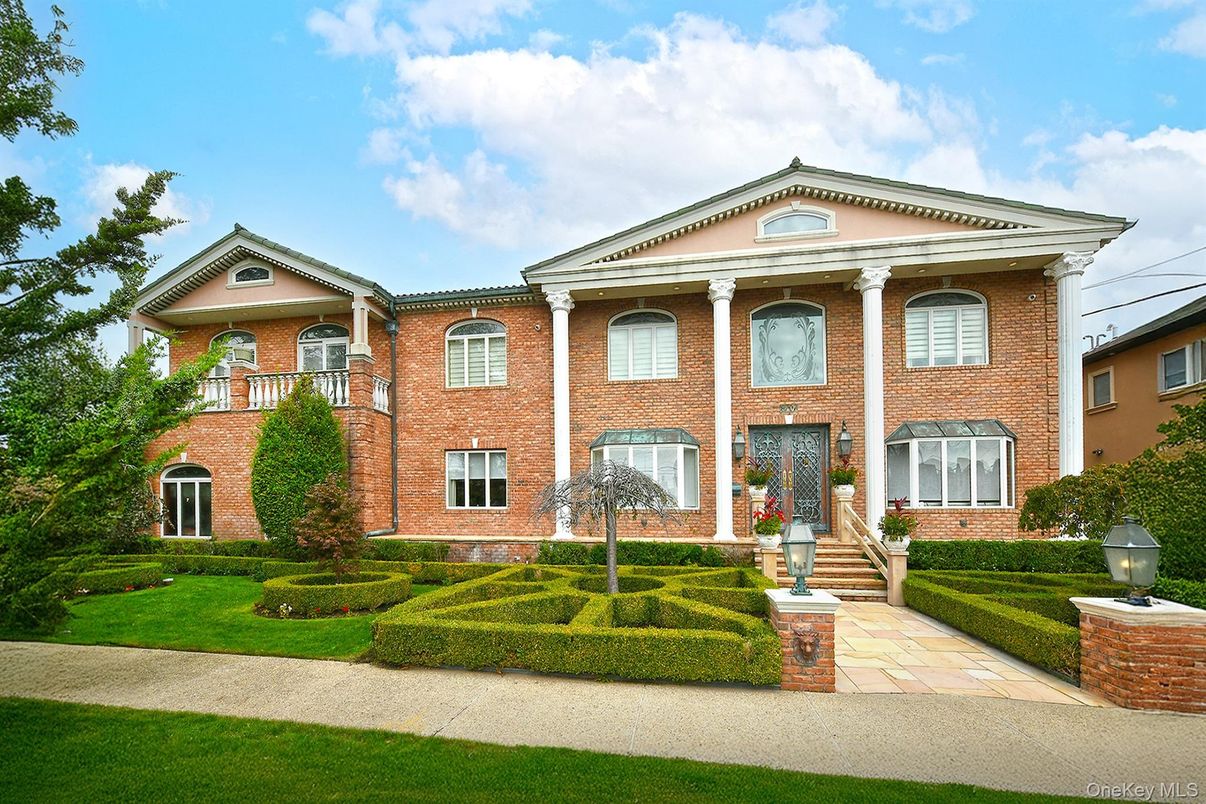 Exterior, Facade, Brick Facade, Georgian