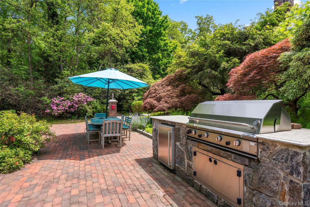 Exterior, Outdoor Kitchen