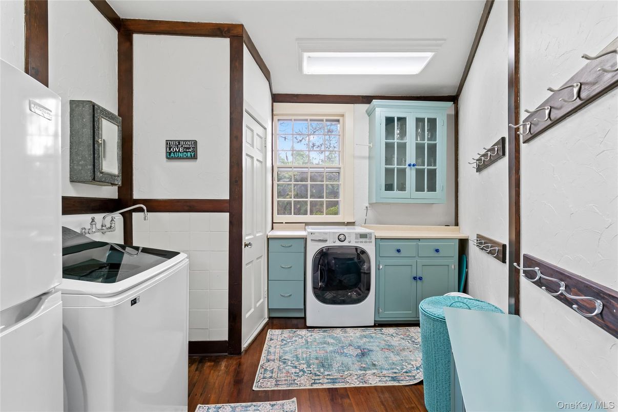 Interior, Washer, Wood Texture Flooring