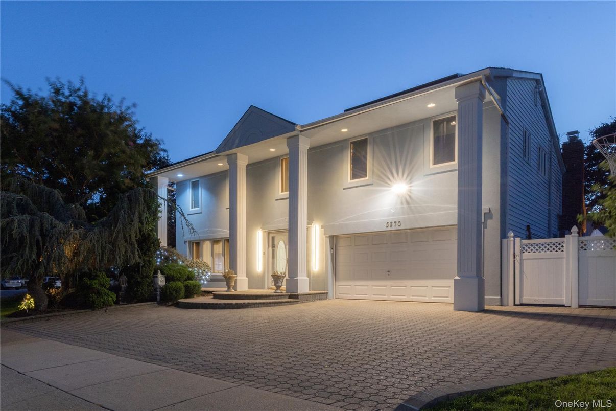 Attached, Exterior, Facade, Modern