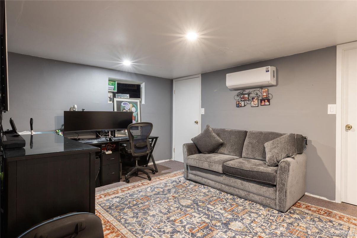 Home Office, Interior